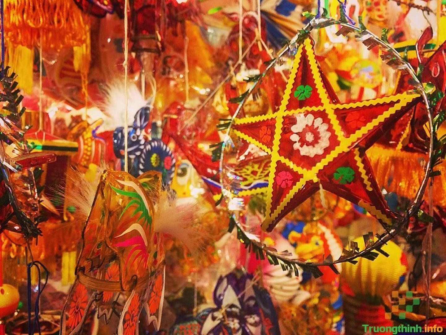 Trang trí mâm cỗ Trung thu thêm rực rỡ với đèn lồng, đèn ông sao