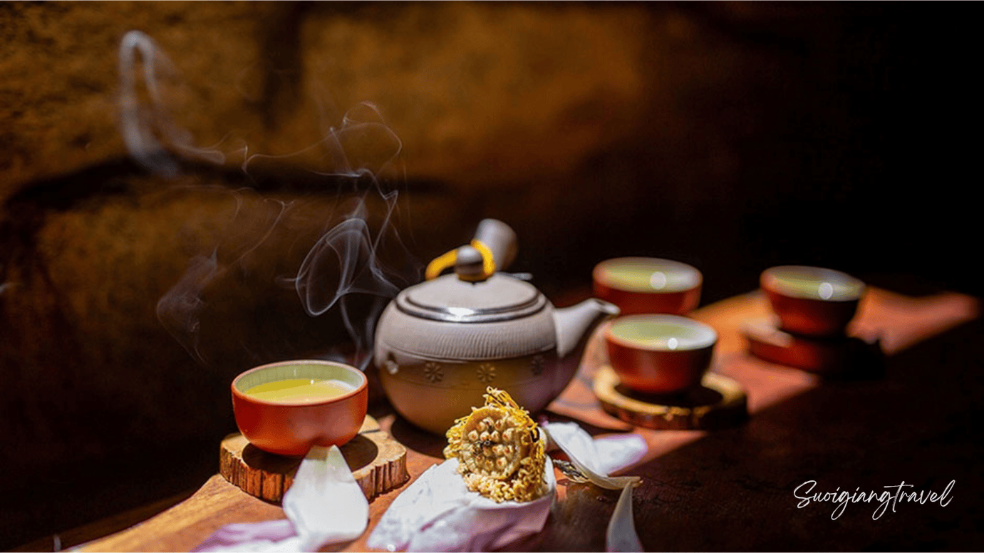 Dẻo bàn trà cùng bộ ấm chén