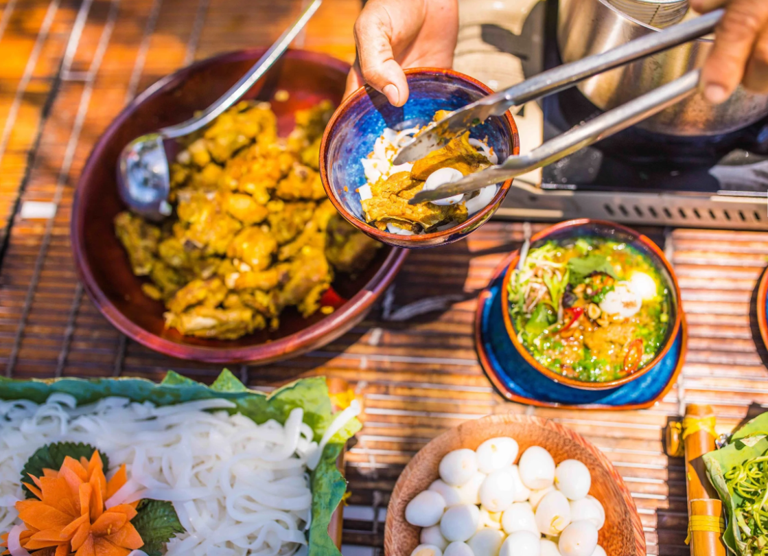 Bàn ăn nhà hàng sang trọng