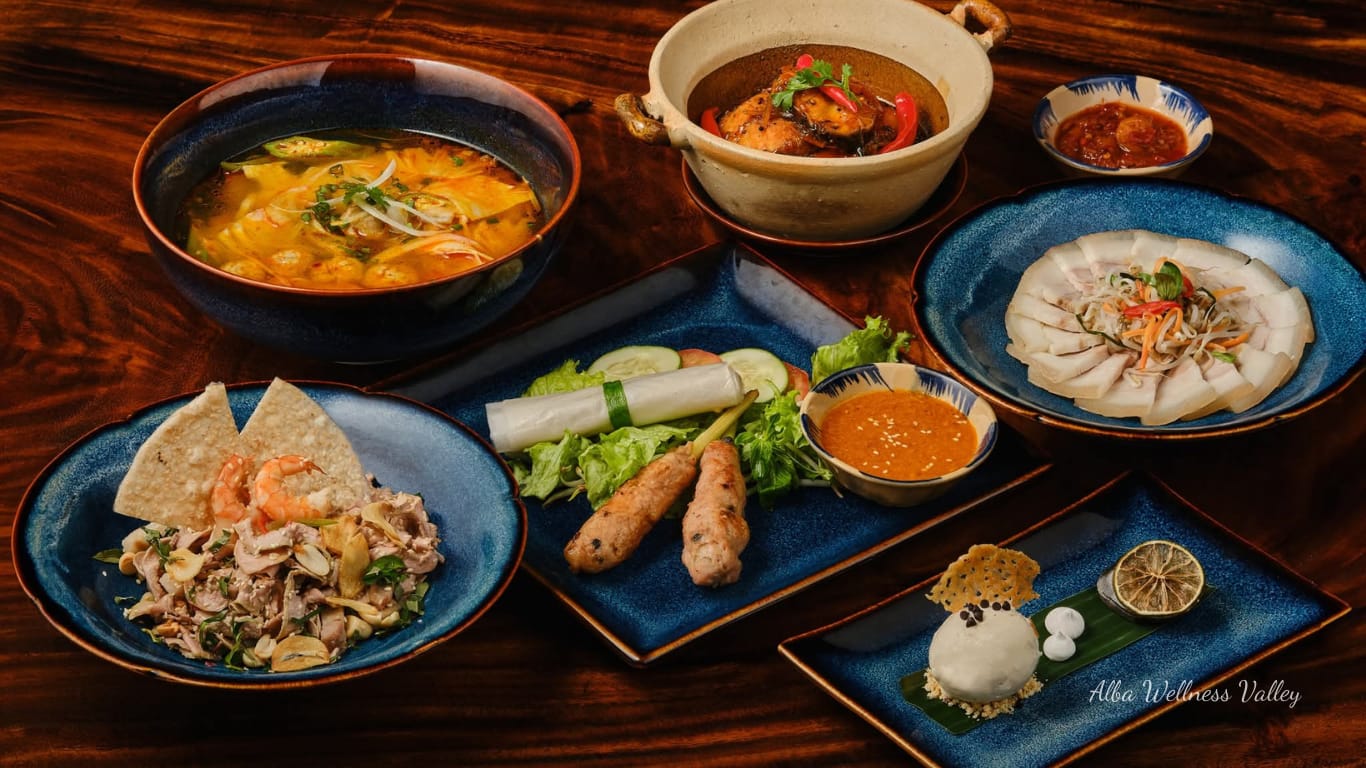 Bày trí bộ đồ ăn men xanh sóng biển nhà hàng