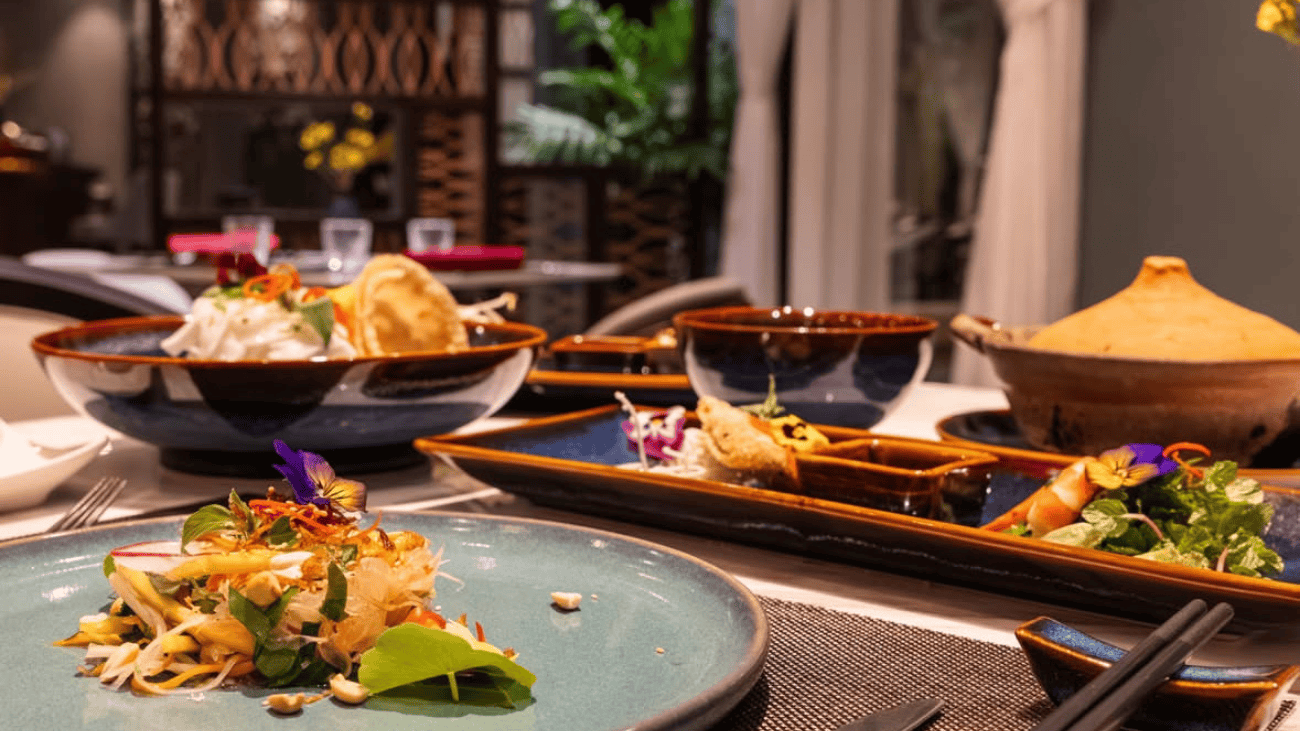 Bày trí món Á trên đĩa gốm