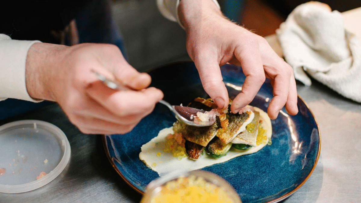 Đĩa gốm sứ xanh sóng biển trong bày trí món ăn fine dining