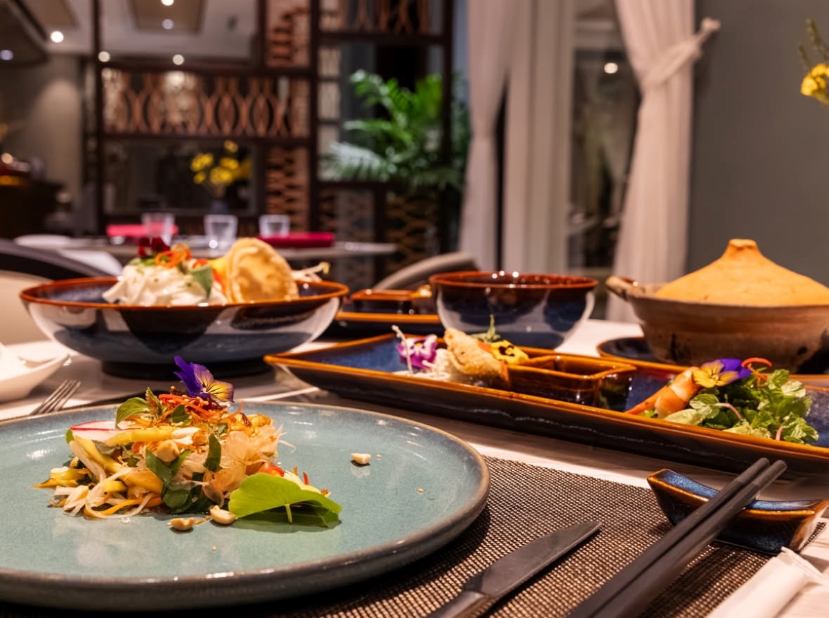 trang trí bàn ăn nhà hàng cùng gốm sứ