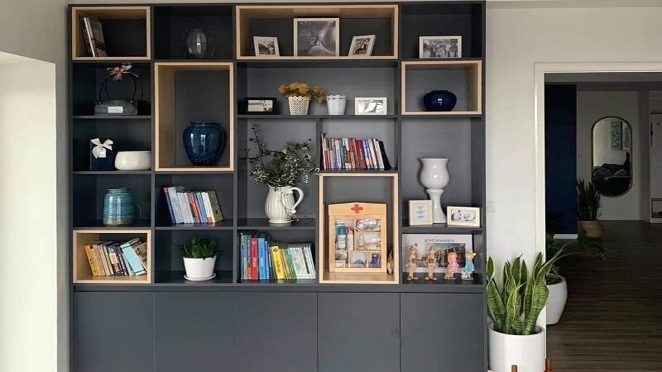 trang trí kệ sách bằng bình men hỏa biến