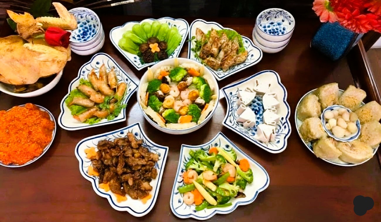 Trang trí mâm cơm Tết đối xứng